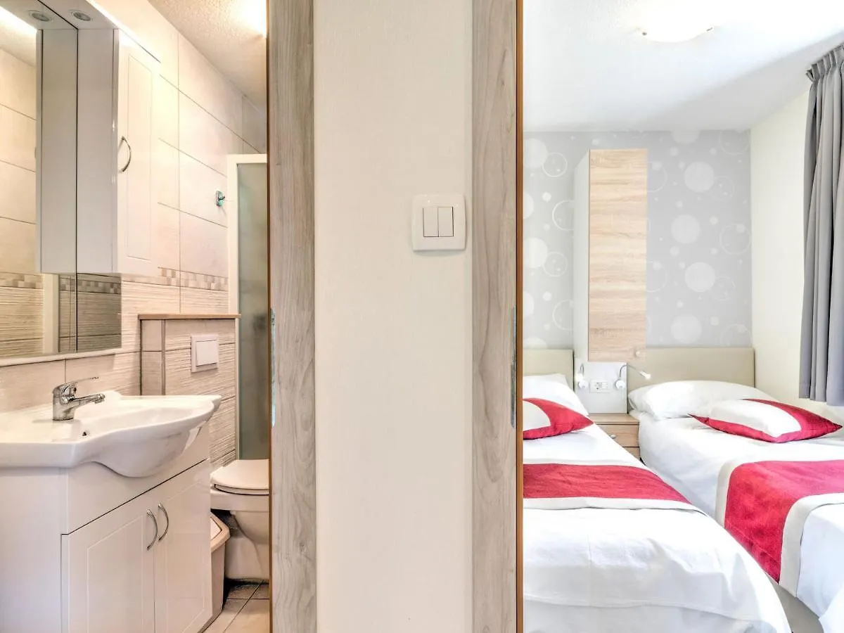 Holiday home Alluring Mobile Home In Banjole With Swimming Pool