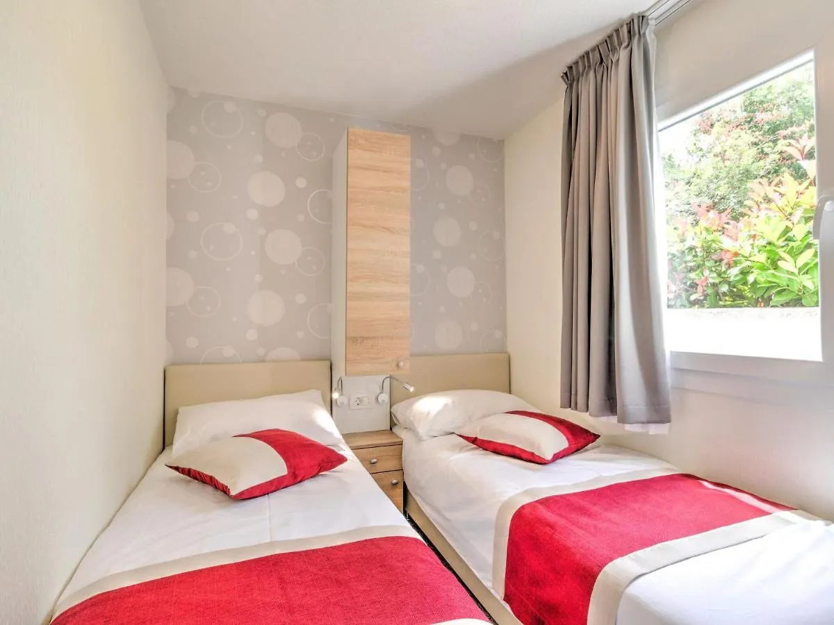 Holiday home Alluring Mobile Home In Banjole With Swimming Pool