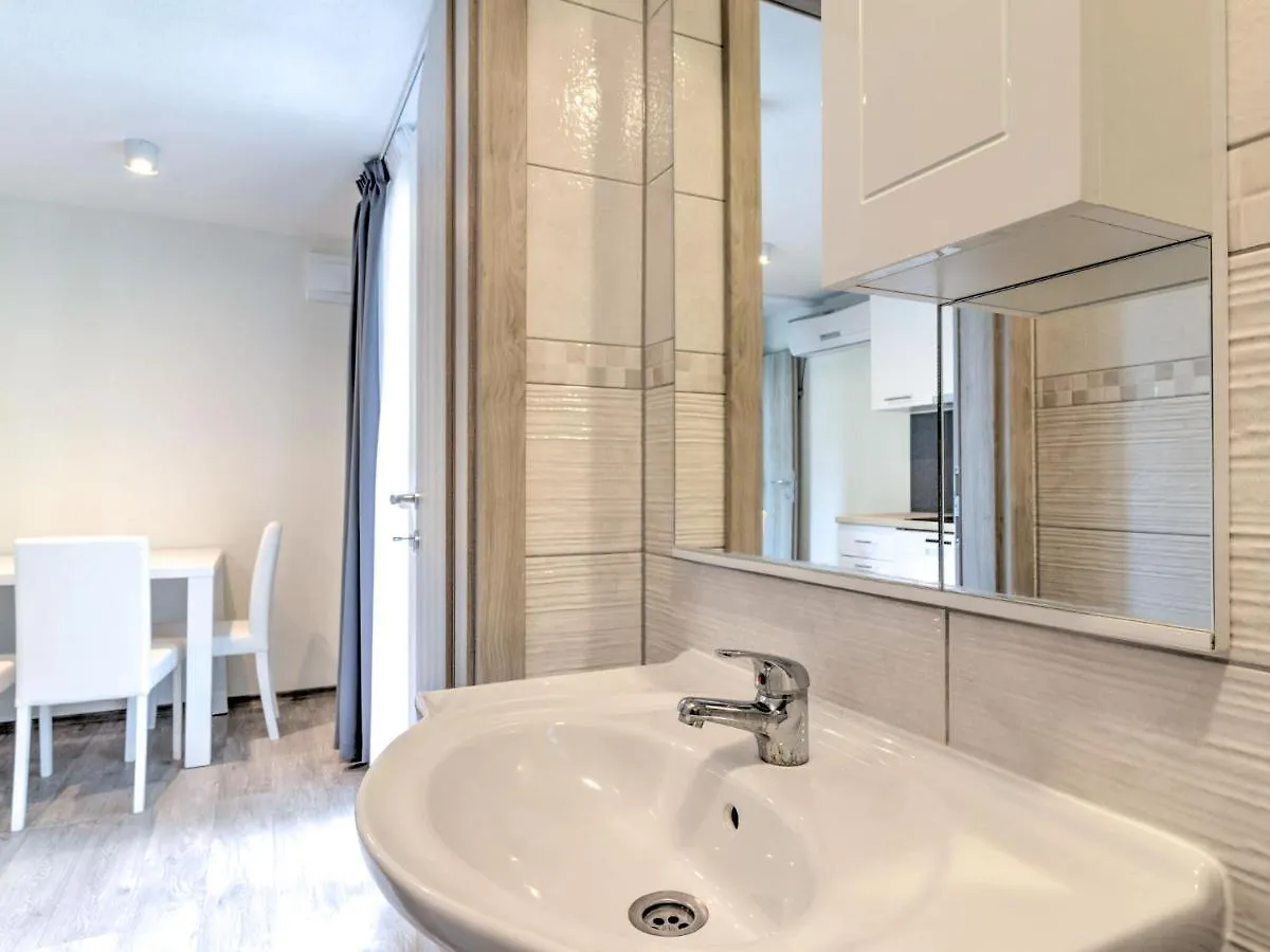 Alluring Mobile Home In Banjole With Swimming Pool بيت للعطل