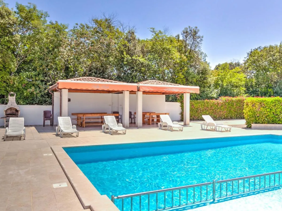 Alluring Mobile Home In Banjole With Swimming Pool كرواتيا
