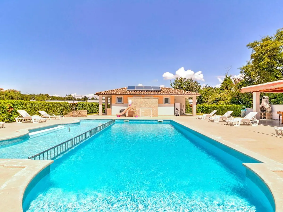 Alluring Mobile Home In Banjole With Swimming Pool