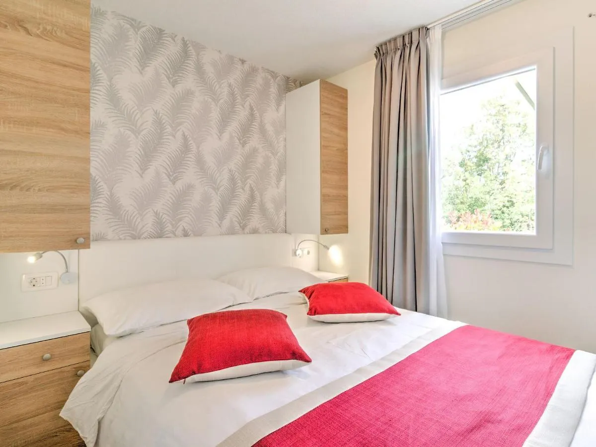 Alluring Mobile Home In Banjole With Swimming Pool بيت للعطل