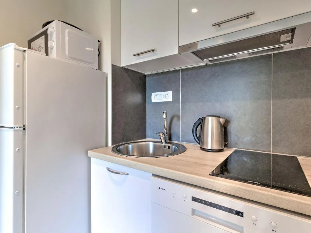 Alluring Mobile Home In Banjole With Swimming Pool بيت للعطل