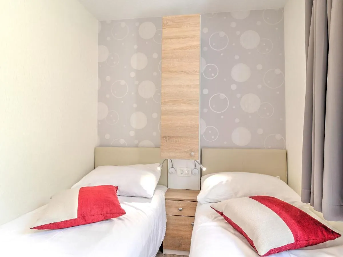 بيت للعطل Alluring Mobile Home In Banjole With Swimming Pool كرواتيا