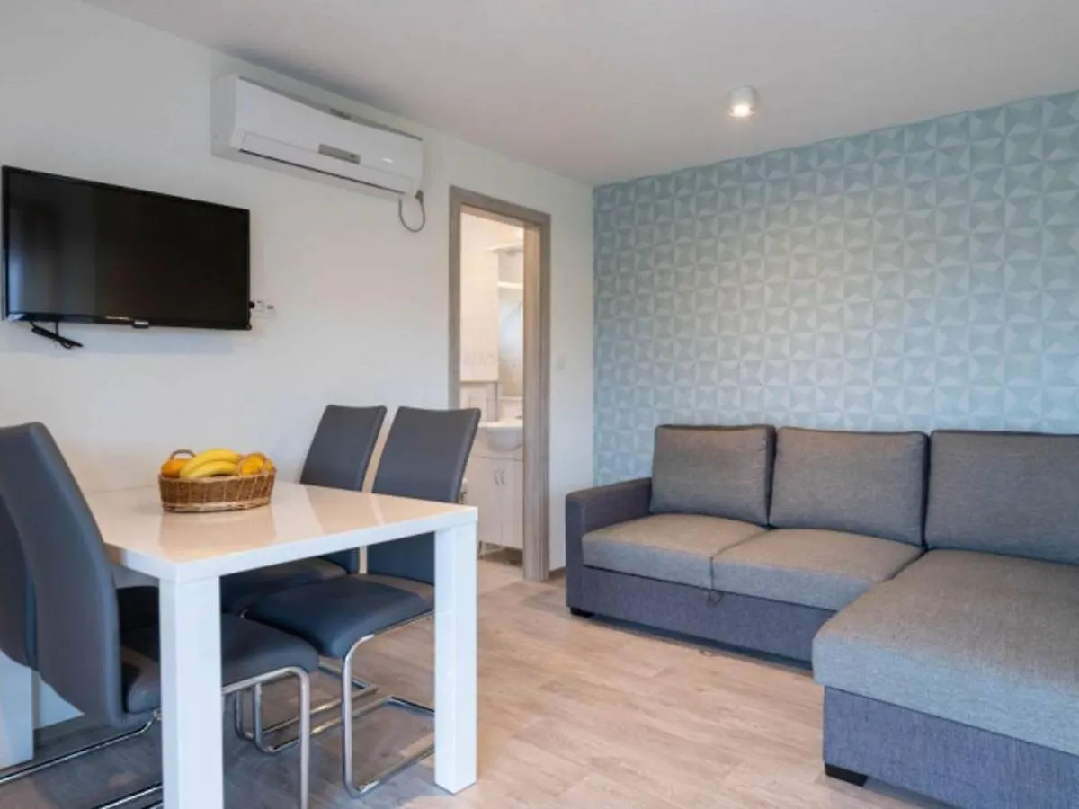 Alluring Mobile Home In Banjole With Swimming Pool
