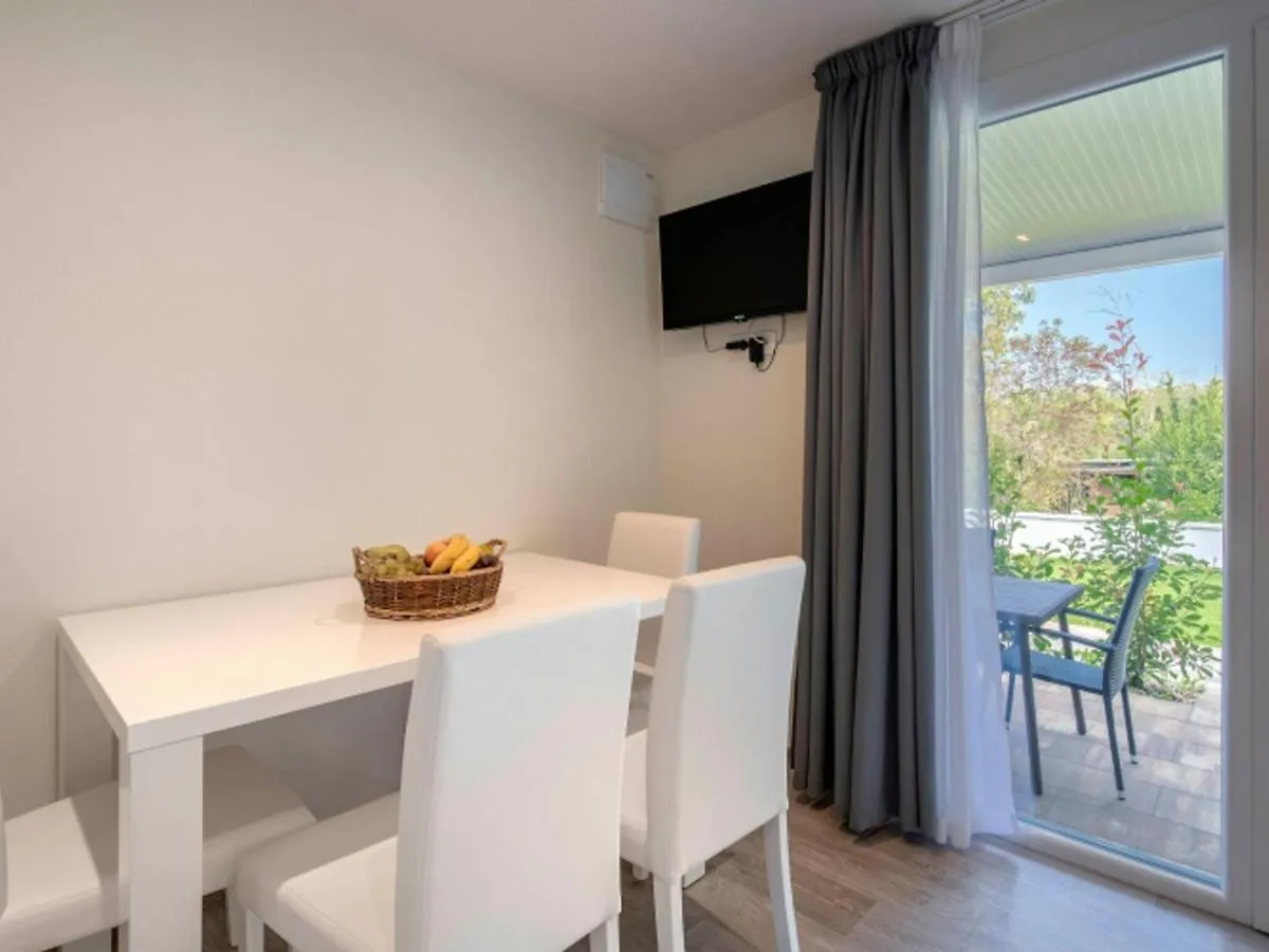 Alluring Mobile Home In Banjole With Swimming Pool بيت للعطل